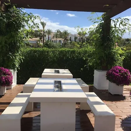 Luxury In Golf Hills, Estepona. דירה